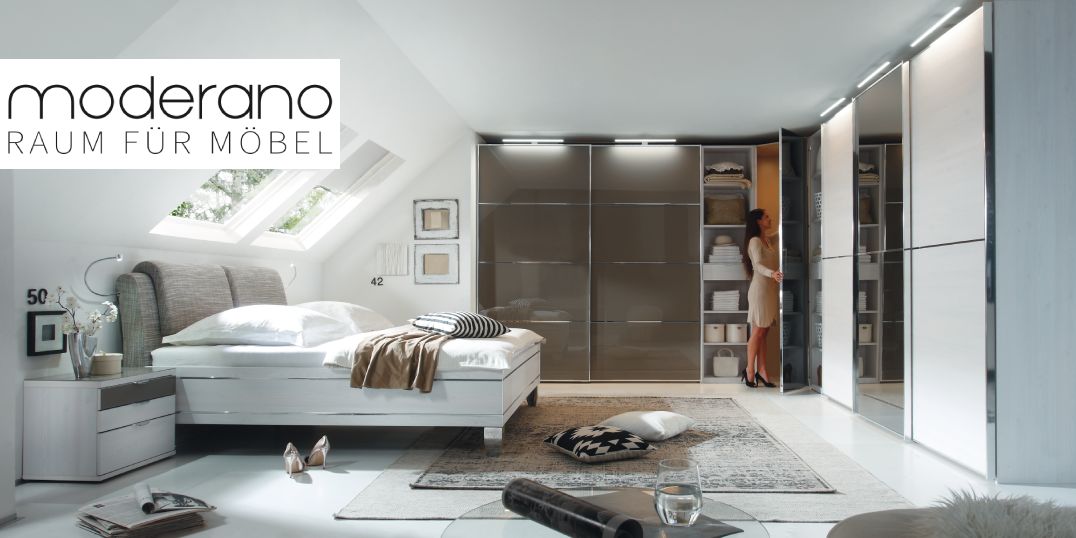 Slaapkamer met een stijlvolle inrichting en een spiegelkast. Merklogo Moderano