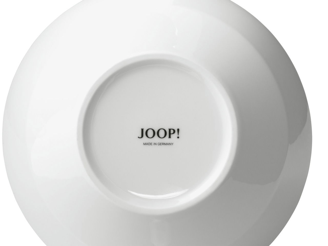 Unterseite einer weißen Tasse mit der Aufschrift 'JOOP! MADE IN GERMANY', von oben fotografiert.