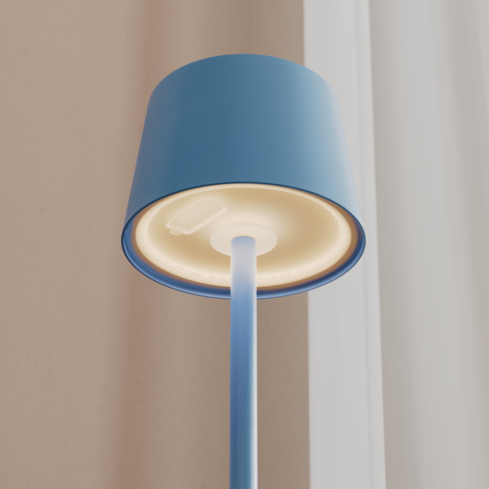 Blaue LED-Stehleuchte mit zylindrischem Lampenschirm und warmweiß leuchtender Diffusor-Unterseite, fotografiert aus der Untersicht (von unten nach oben) vor neutralem Hintergrund.
