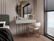 Moderne Wandkonsole in einem stilvollen Schlafzimmer, mit einem runden Spiegel darüber und einem eleganten Stuhl davor, seitliche Perspektive.