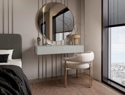 Moderne Wandkonsole in einem stilvollen Schlafzimmer, mit einem runden Spiegel darüber und einem eleganten Stuhl davor, seitliche Perspektive.