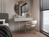 Moderne Wandkonsole in einem stilvollen Schlafzimmer, mit einem runden Spiegel darüber und einem eleganten Stuhl davor, seitliche Perspektive.