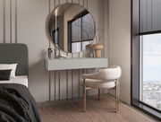 Moderne Wandkonsole in einem stilvollen Schlafzimmer, mit einem runden Spiegel darüber und einem eleganten Stuhl davor, seitliche Perspektive.