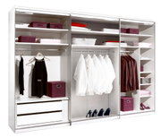 Offener Schwebetürenschrank mit mehreren Fächern, Kleiderstangen und Schubladen, gefüllt mit Kleidung und Accessoires, Frontalansicht.