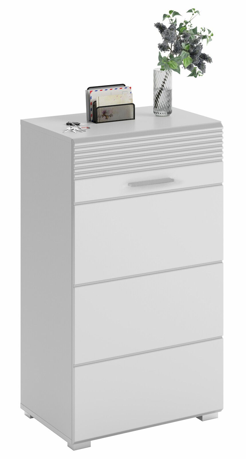 MID.YOU Schuhkommode LINUS Weiße Schuhkommode mit vier Schubladen, dekoriert mit einem Blumenstrauß in einer Vase und einem Briefhalter, aus der Perspektive von vorne links.