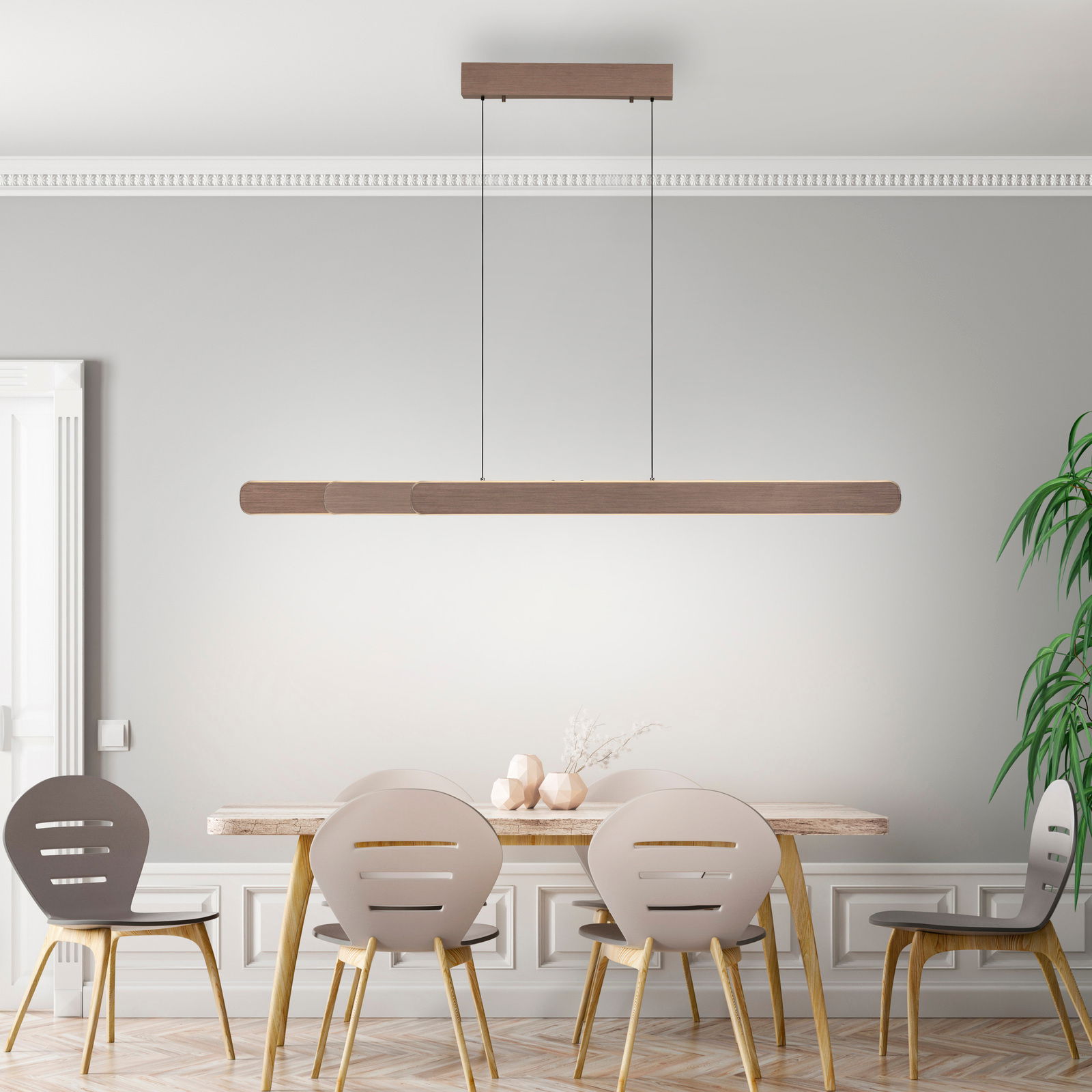 Moderne Pendelleuchte ADRIANA ROUND in Holzoptik, hängend über einem Esstisch, seitliche Perspektive.