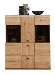 Frontale Ansicht eines Highboards aus Holz mit mehreren Schubladen und Glastüren, dekoriert mit Vasen und einer Schale.
