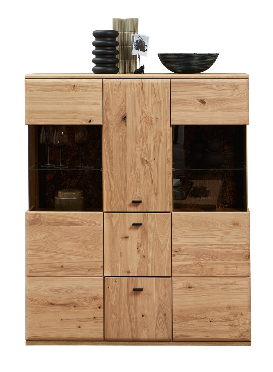 Frontale Ansicht eines Highboards aus Holz mit mehreren Schubladen und Glastüren, dekoriert mit Vasen und einer Schale.