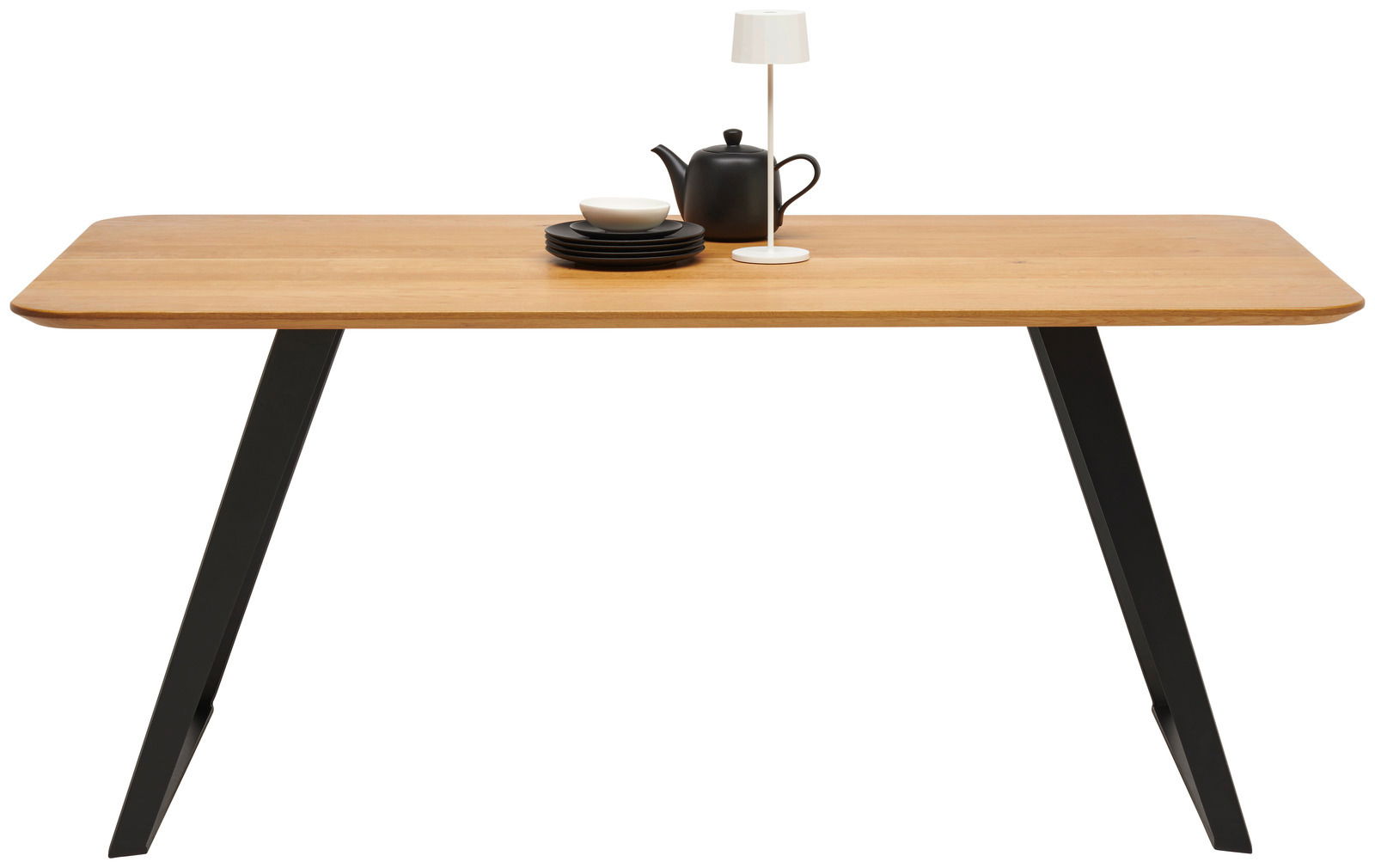 Moderner Esstisch aus Holz mit schwarzen Metallbeinen, seitliche Perspektive, dekoriert mit Geschirr und Lampe.