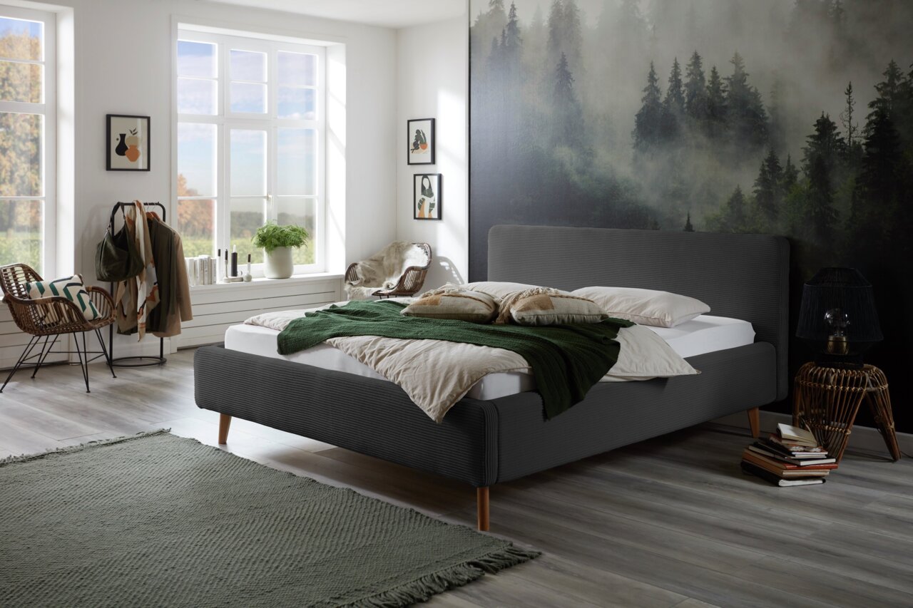 XORA Polsterbett MATTIS Modernes Polsterbett in einem stilvoll eingerichteten Schlafzimmer mit Waldblick, seitliche Perspektive.
