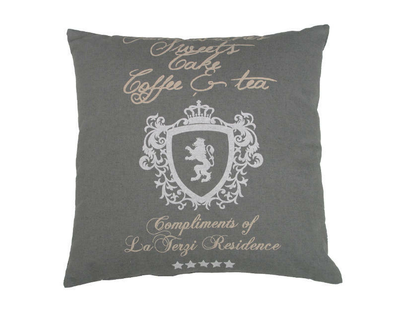 Graues Zierkissen mit dekorativem Wappen und Schriftzug, frontal abgebildet.