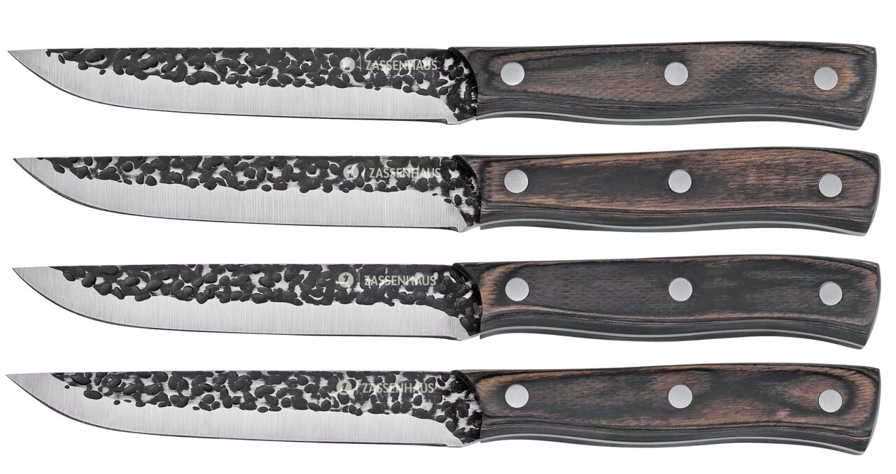 Vier Steakmesser mit gehämmerten Klingen und Holzgriffen, seitliche Ansicht