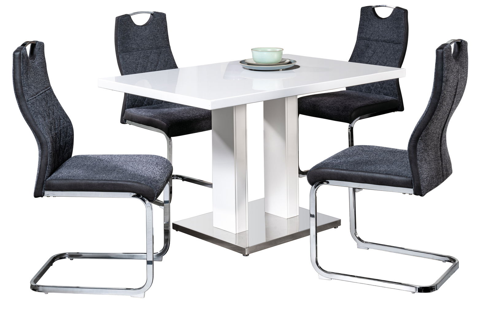 Moderner Esstisch mit weißer Hochglanzoberfläche und vier grauen Stühlen aus Metall und Stoff, seitliche Perspektive.
