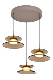 Moderne hanglamp met drie warm verlichte pendels van rookbruin glas en een ronde plafondkap, gezien schuin van onderen.