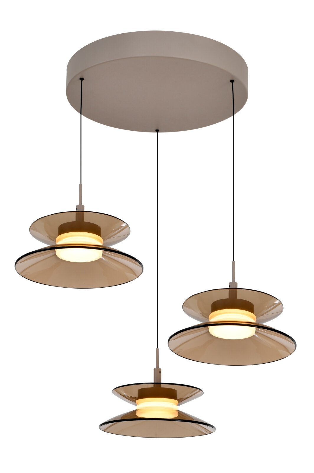 Moderne hanglamp met drie warm verlichte pendels van rookbruin glas en een ronde plafondkap, gezien schuin van onderen.