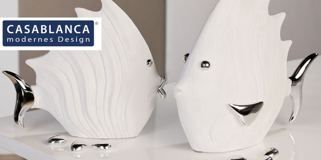 Twee witte vissculpturen met metalen accenten. Ontwerp van CASABLANCA.