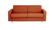 Modernes Zweisitzer-Sofa mit orangefarbenem Stoffbezug, breiten Armlehnen und Metallfüßen in frontaler Ansicht
