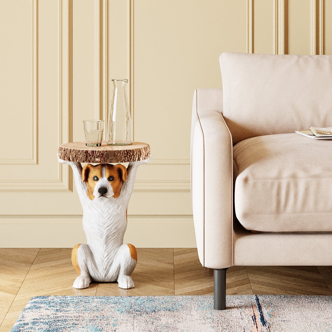 Beistelltisch mit Hundemotiv, der ein Tablett in Form einer Holzscheibe hält, neben einem Sofa in einem Wohnzimmer. Frontalansicht.
