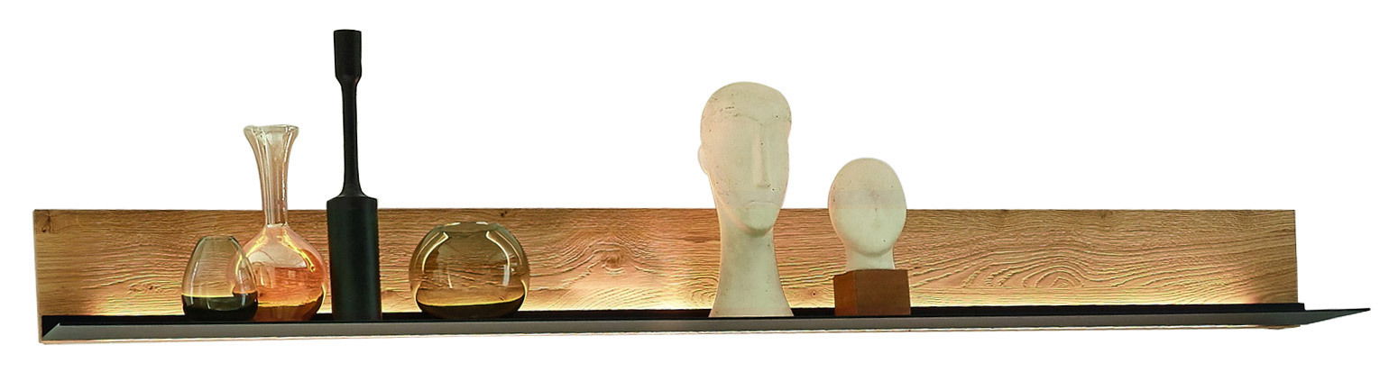 Wandbord aus Holz mit dekorativen Objekten, darunter Glasvasen und Büsten, aus der Frontalperspektive betrachtet.
