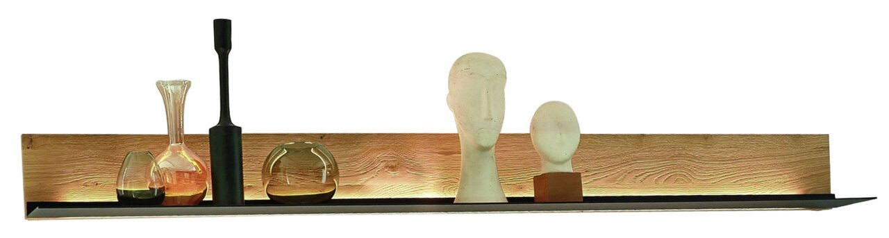 Wöstmann Markenmöbel Wandbord WM 2140 Wandbord aus Holz mit dekorativen Objekten, darunter Glasvasen und Büsten, aus der Frontalperspektive betrachtet.