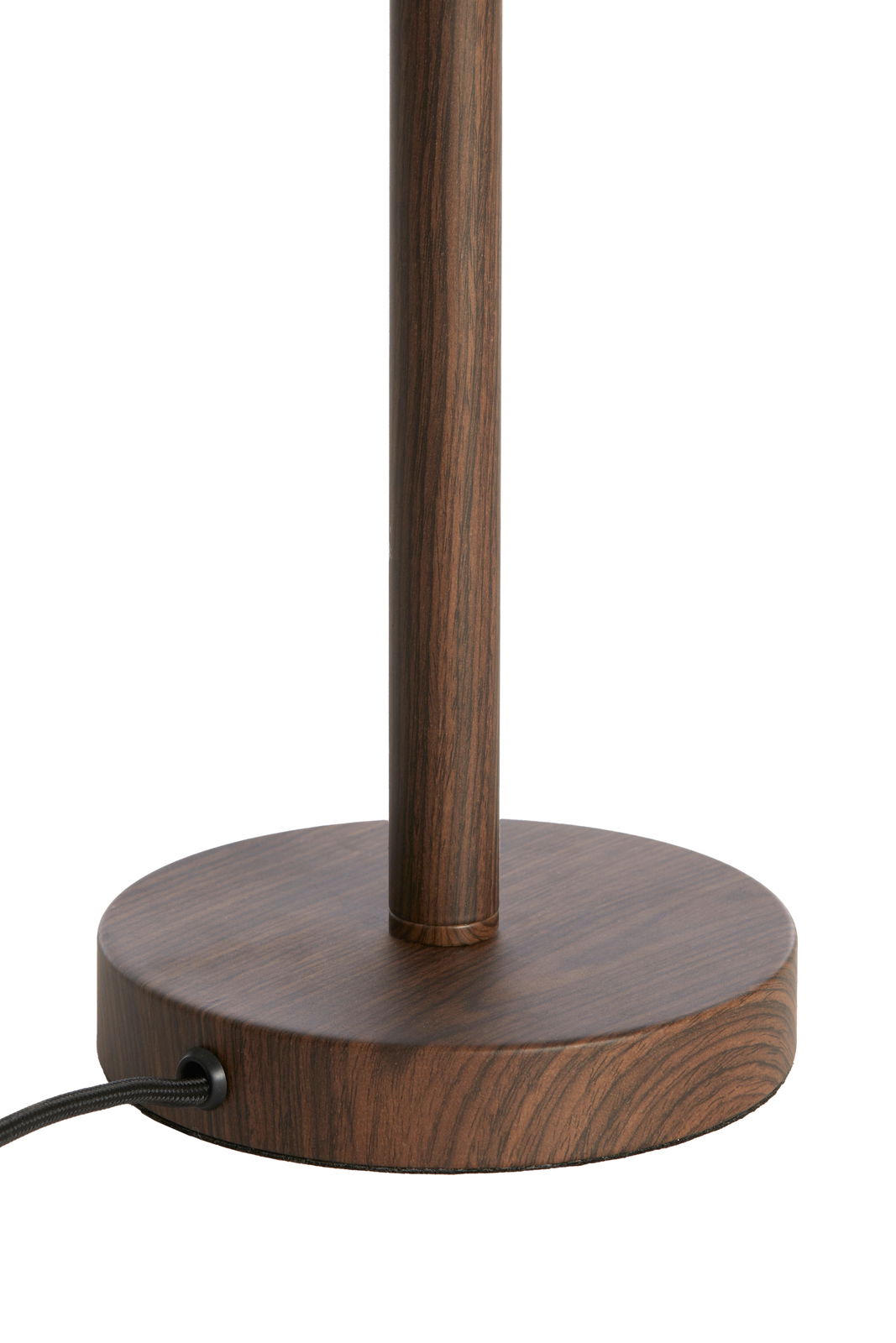 Nahaufnahme eines runden Lampenfußes aus Holz mit Kabelanschluss, seitliche Perspektive.