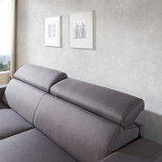 Graues Funktionssofa mit verstellbaren Kopfstützen, seitliche Perspektive