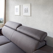 Graues Funktionssofa mit verstellbaren Kopfstützen, seitliche Perspektive