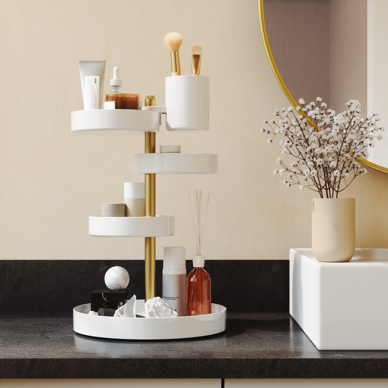Ein eleganter, weißer und goldener Pirouette-Organizer mit mehreren Ebenen, gefüllt mit Kosmetikartikeln und Accessoires, auf einer Badezimmerablage von vorne betrachtet.