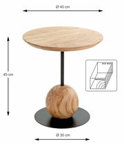 Moderner Beistelltisch aus Massivholz mit rundem Tischblatt, Metallstange und kugelförmigem Holzdetail, seitliche Perspektive.