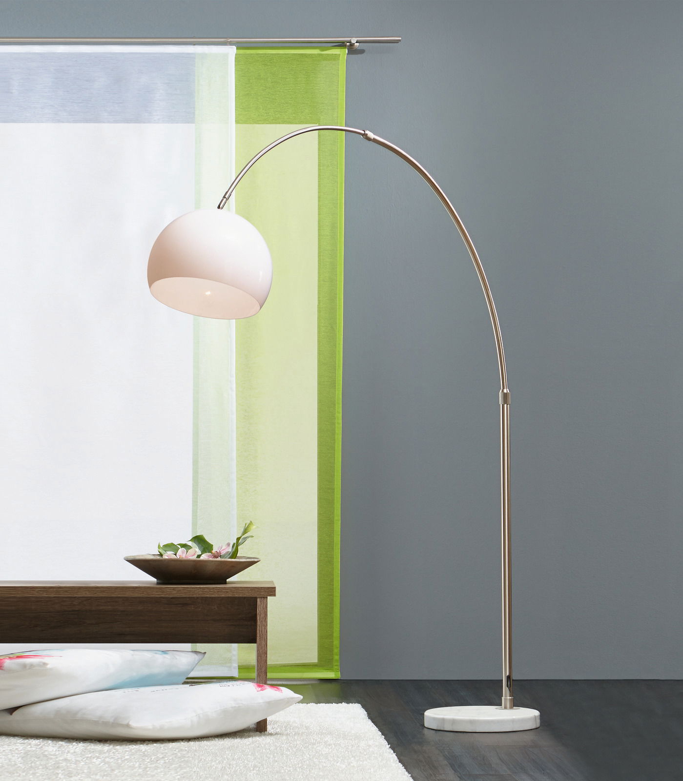 Bogenleuchte mit weißem Lampenschirm und Marmorsockel, seitliche Perspektive