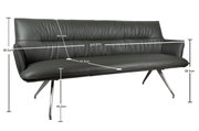 Zwarte driezitsbank met gestoffeerde rugleuning en metalen poten, met afmetingen (o.a. breedte 203,5 cm, hoogte 88,5 cm, zithoogte 49,5 cm), in schuin vooraanzicht vanaf links.