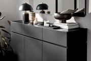 Moderner XL-Schuhschrank in dunklem Design, seitliche Perspektive, dekoriert mit Lampe, Büchern und Schale.