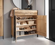 Moderner Schuhschrank aus Holz mit geöffneter Tür, gefüllt mit verschiedenen Schuhen, in einer stilvollen Inneneinrichtung. Frontalansicht.