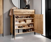 Moderner Schuhschrank aus Holz mit geöffneter Tür, gefüllt mit verschiedenen Schuhen, in einer stilvollen Inneneinrichtung. Frontalansicht.