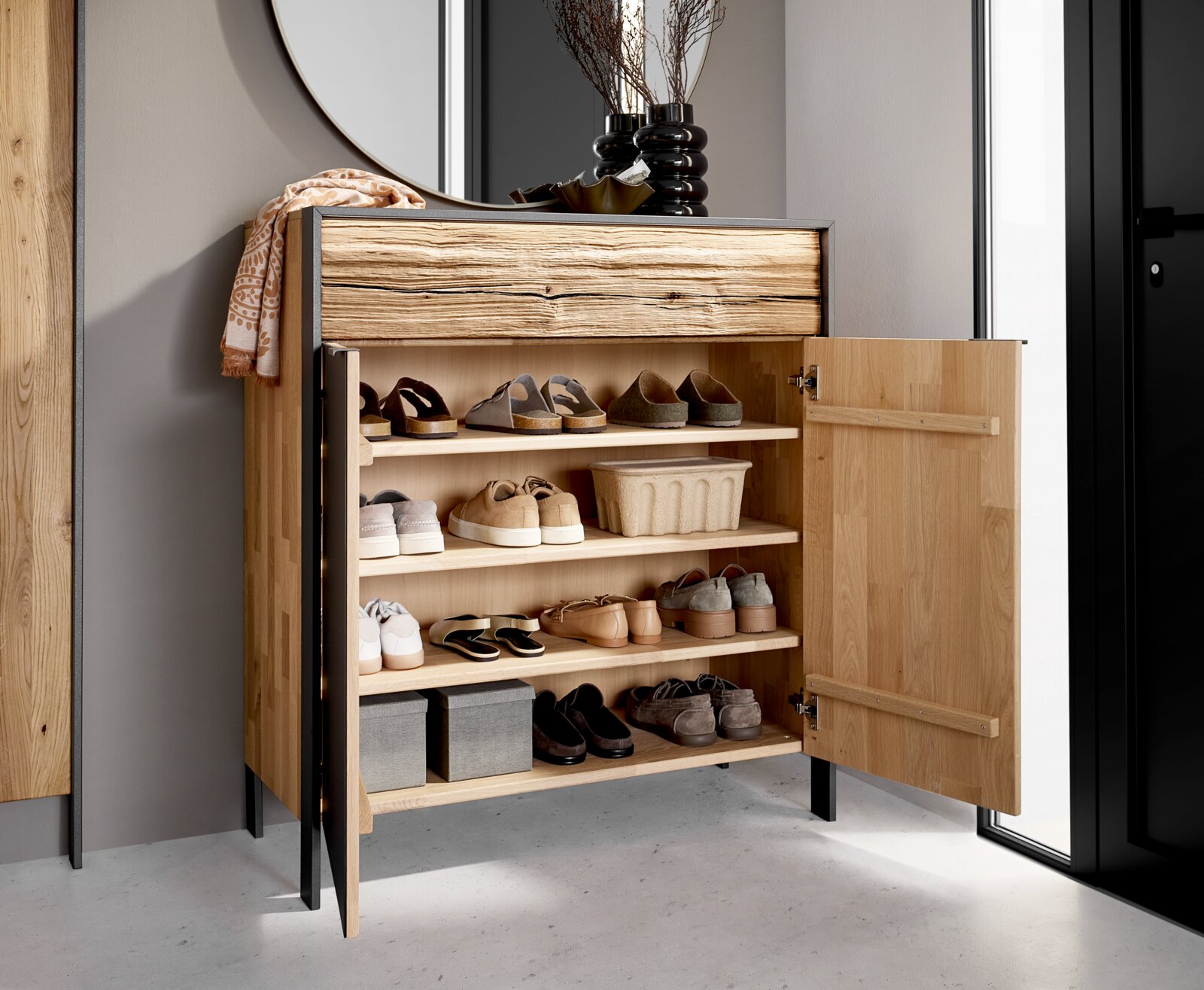 Moderner Schuhschrank aus Holz mit geöffneter Tür, gefüllt mit verschiedenen Schuhen, in einer stilvollen Inneneinrichtung. Frontalansicht.