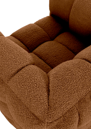 Nahaufnahme eines braunen Drehsessels mit weicher, gepolsterter Oberfläche aus Bouclé-Stoff, von schräg oben betrachtet.