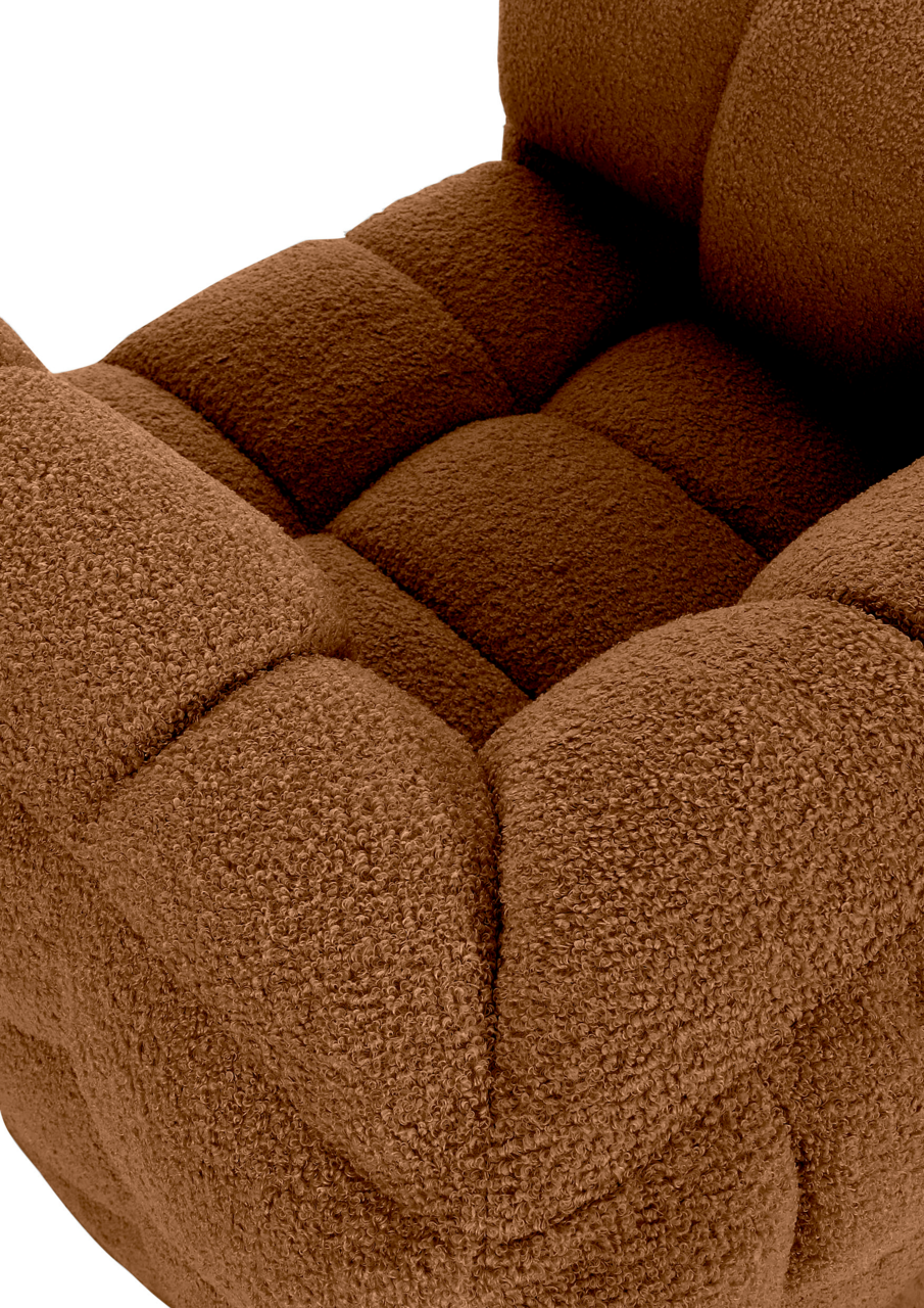 Nahaufnahme eines braunen Drehsessels mit weicher, gepolsterter Oberfläche aus Bouclé-Stoff, von schräg oben betrachtet.