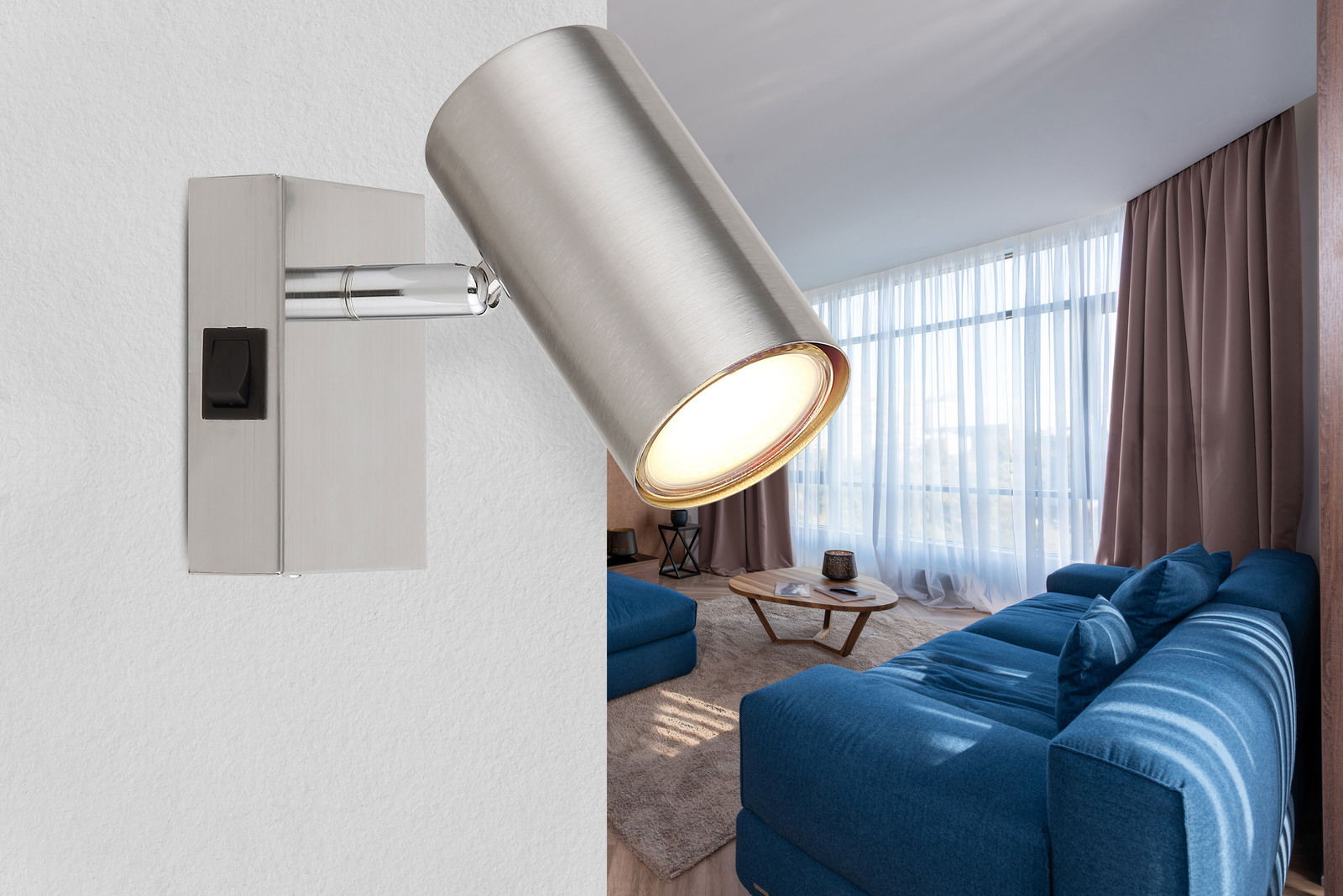 Globo Lighting Spot ROBBY Moderner Wandstrahler aus gebürstetem Metall, seitliche Perspektive, montiert an einer Wand in einem stilvollen Wohnzimmer mit blauer Couch und großen Fenstern.