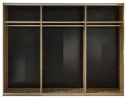 Offener Schwebetürenschrank mit drei Fächern, Holzrahmen und dunkler Rückwand, frontale Ansicht