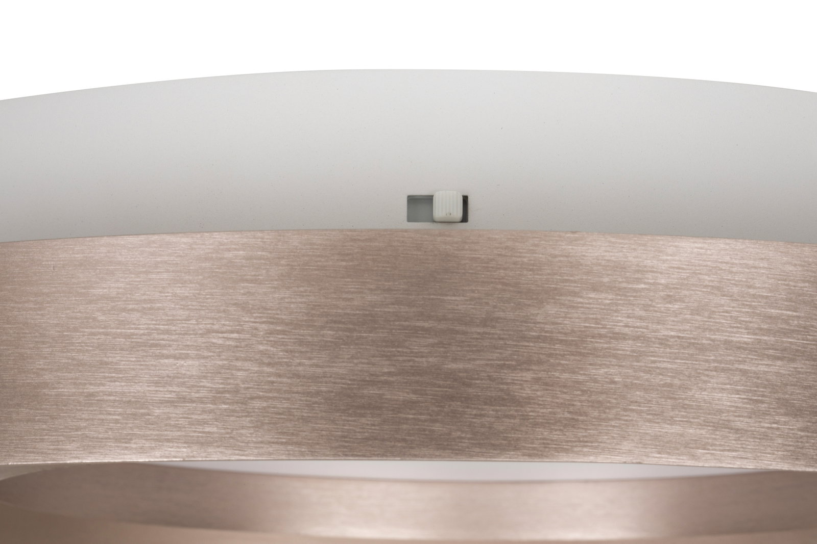 Nahaufnahme einer LED-Deckenleuchte mit modernem Design und metallischer Oberfläche, seitliche Perspektive