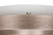 Nahaufnahme einer LED-Deckenleuchte mit modernem Design und metallischer Oberfläche, seitliche Perspektive