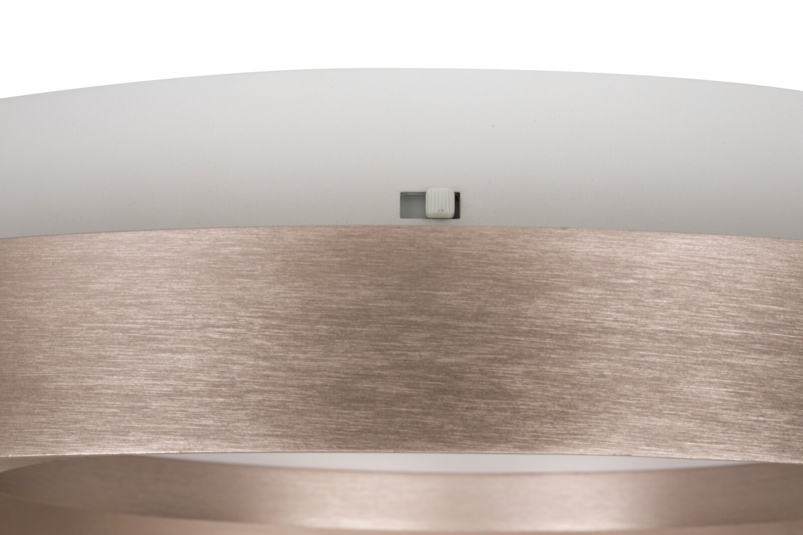 Nahaufnahme einer LED-Deckenleuchte mit modernem Design und metallischer Oberfläche, seitliche Perspektive