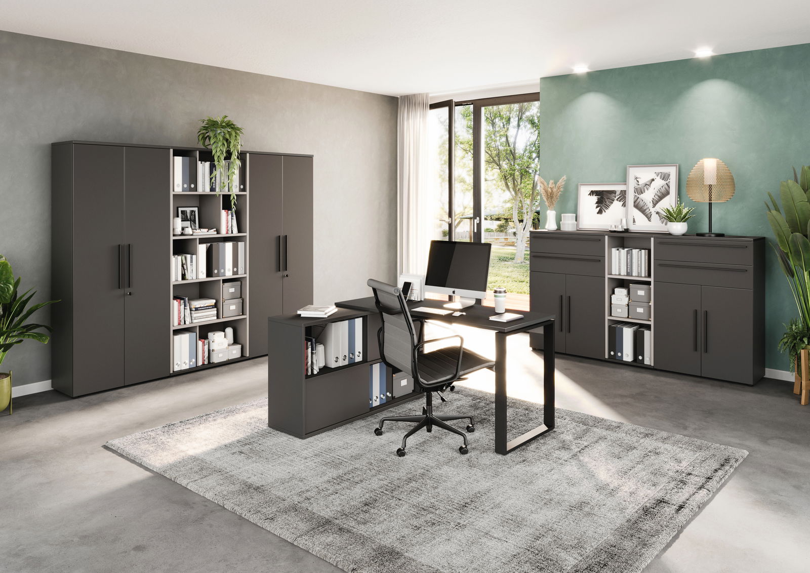 Novel Aktenschrank 5OH breit RENTON Moderne Büromöbel in einem hellen Raum mit großem Fenster, bestehend aus einem Winkelschreibtisch, mehreren Aktenschränken und Regalen. Perspektive von vorne links.