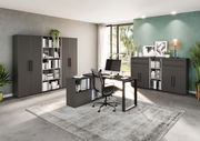 Moderne Büromöbel in einem hellen Raum mit großem Fenster, bestehend aus einem Winkelschreibtisch, mehreren Aktenschränken und Regalen. Perspektive von vorne links.