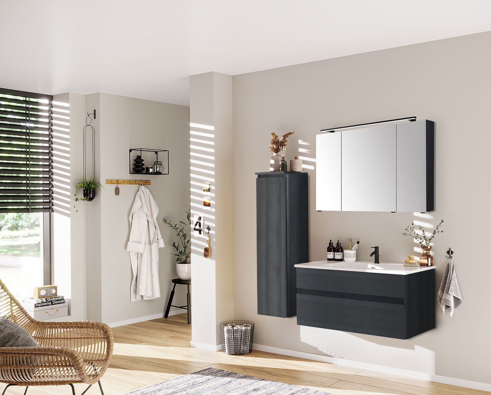 Moderne Badezimmermöbel in dunklem Holzton, bestehend aus einem Hängeschrank, einem Waschbeckenunterschrank und einem Spiegelschrank, seitliche Perspektive.