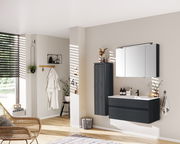 Moderne Badezimmermöbel in dunklem Holzton, bestehend aus einem Hängeschrank, einem Waschbeckenunterschrank und einem Spiegelschrank, seitliche Perspektive.