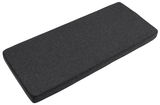 Rechteckiges, dunkelgraues Sitzkissen aus Stoff, schräg von oben fotografiert.