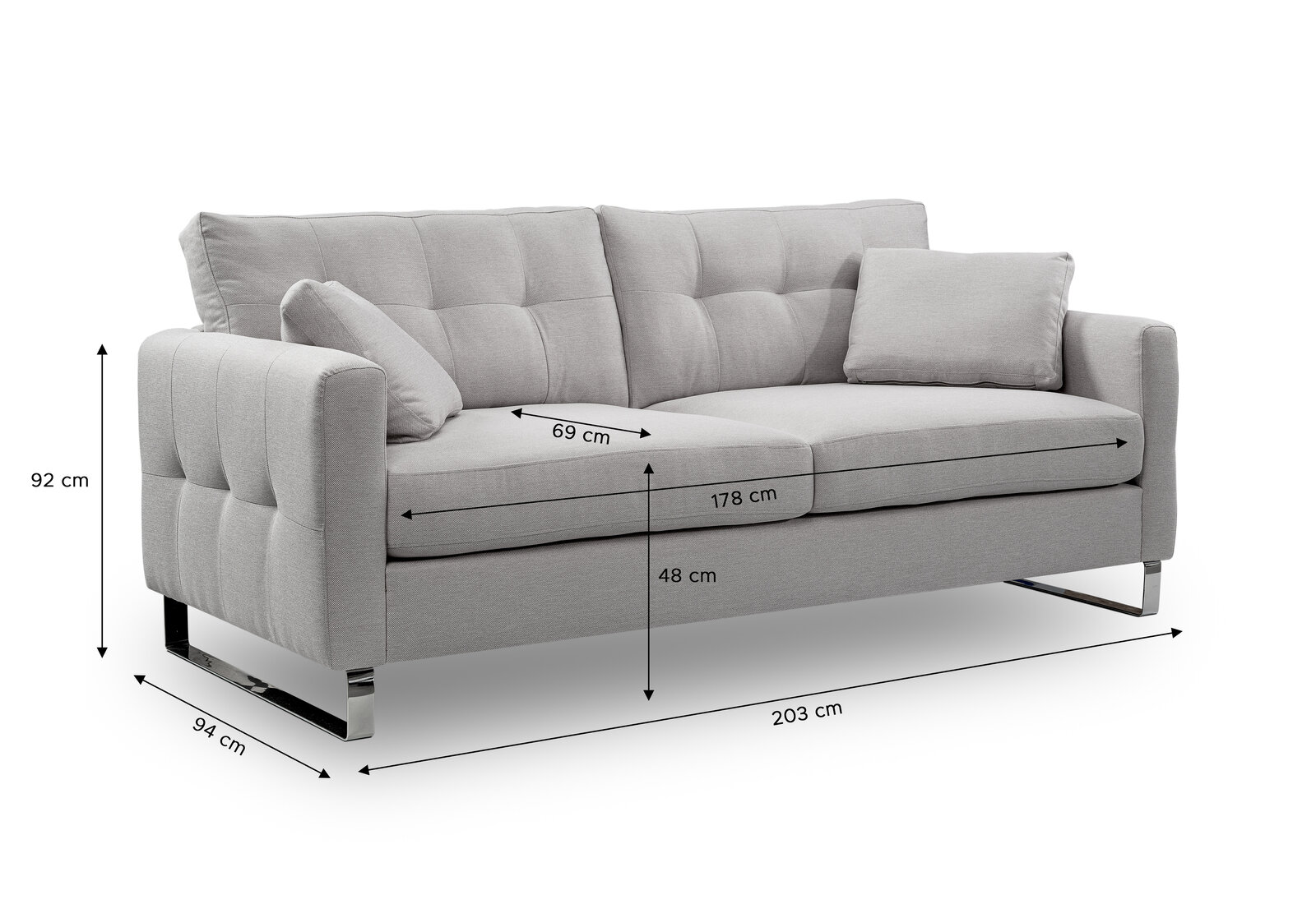 Hellgraues 2-Sitzer-Sofa mit gesteppter Rückenlehne, zwei Kissen und verchromten Kufenfüßen, mit Maßangaben (ca. 203 x 94 x 92 cm), Ansicht schräg von vorne links.