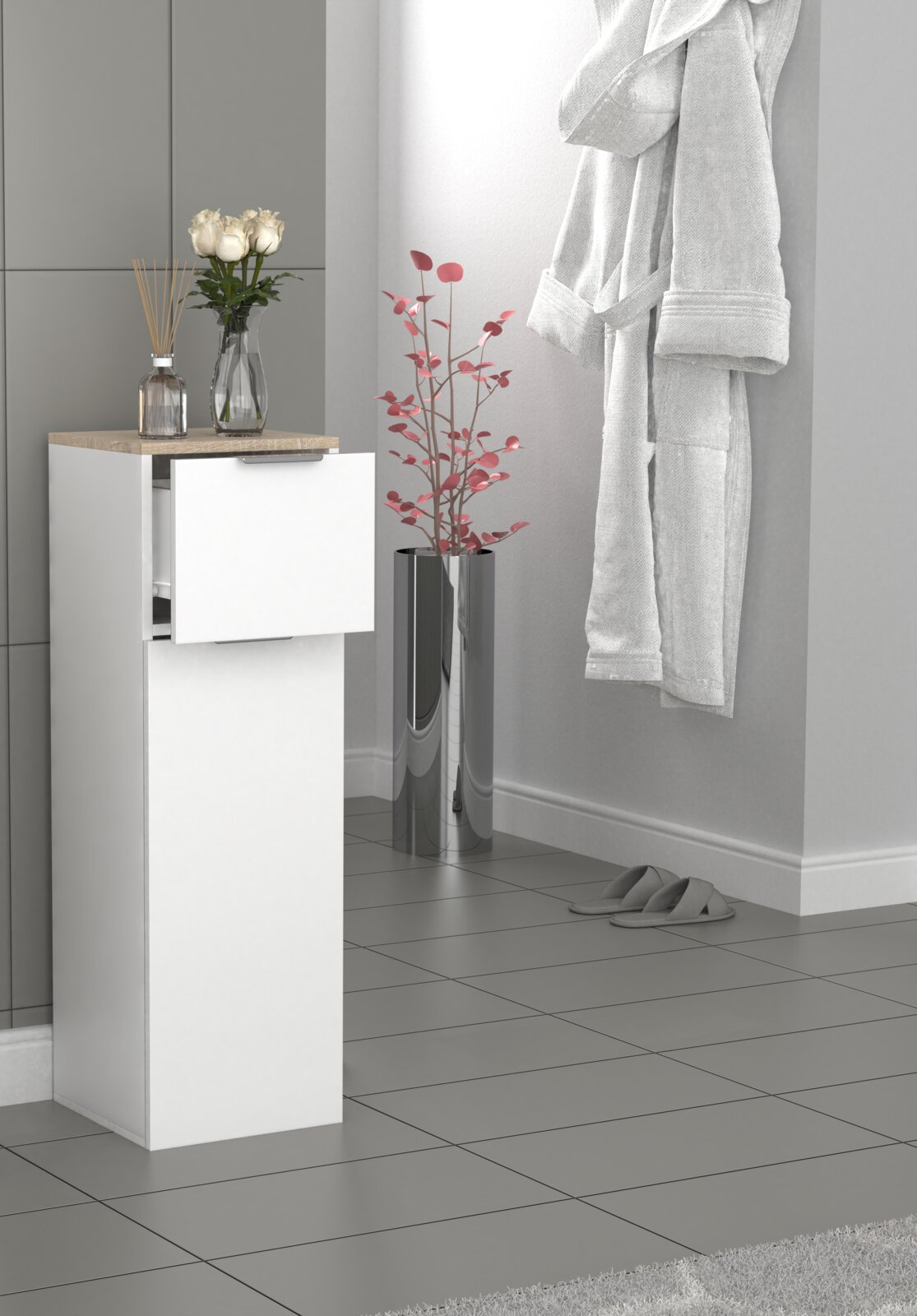 Weißer, schmaler Badschrank mit Holzoptik-Ablage und halb geöffneter Tür im modernen Badezimmer, frontale leicht seitliche Perspektive.