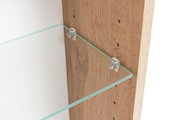 Nahaufnahme eines Spiegelschranks mit einem Glasregal, das an einer Holzwand befestigt ist. Perspektive von der Seite.